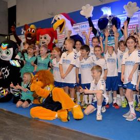 Nachwuchshandballer der SG als Einlaufkinder beim Allstargame